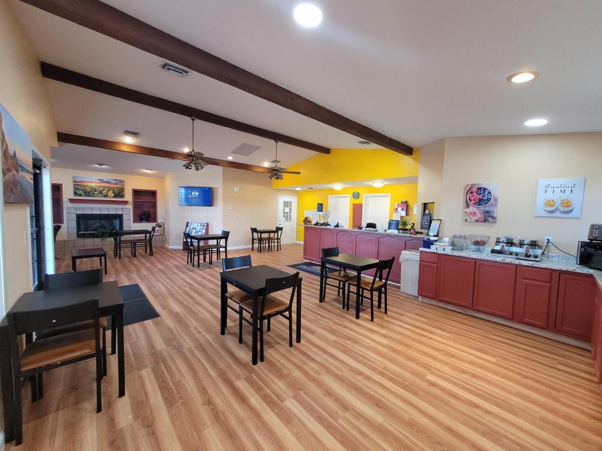 Days Inn By Wyndham Willcox Bagian luar foto