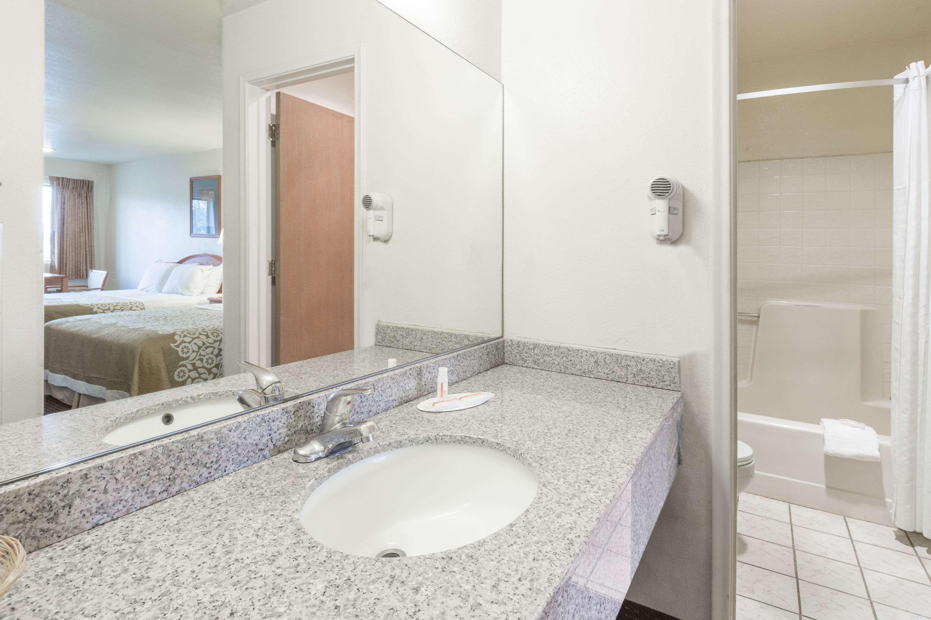 Days Inn By Wyndham Willcox Bagian luar foto