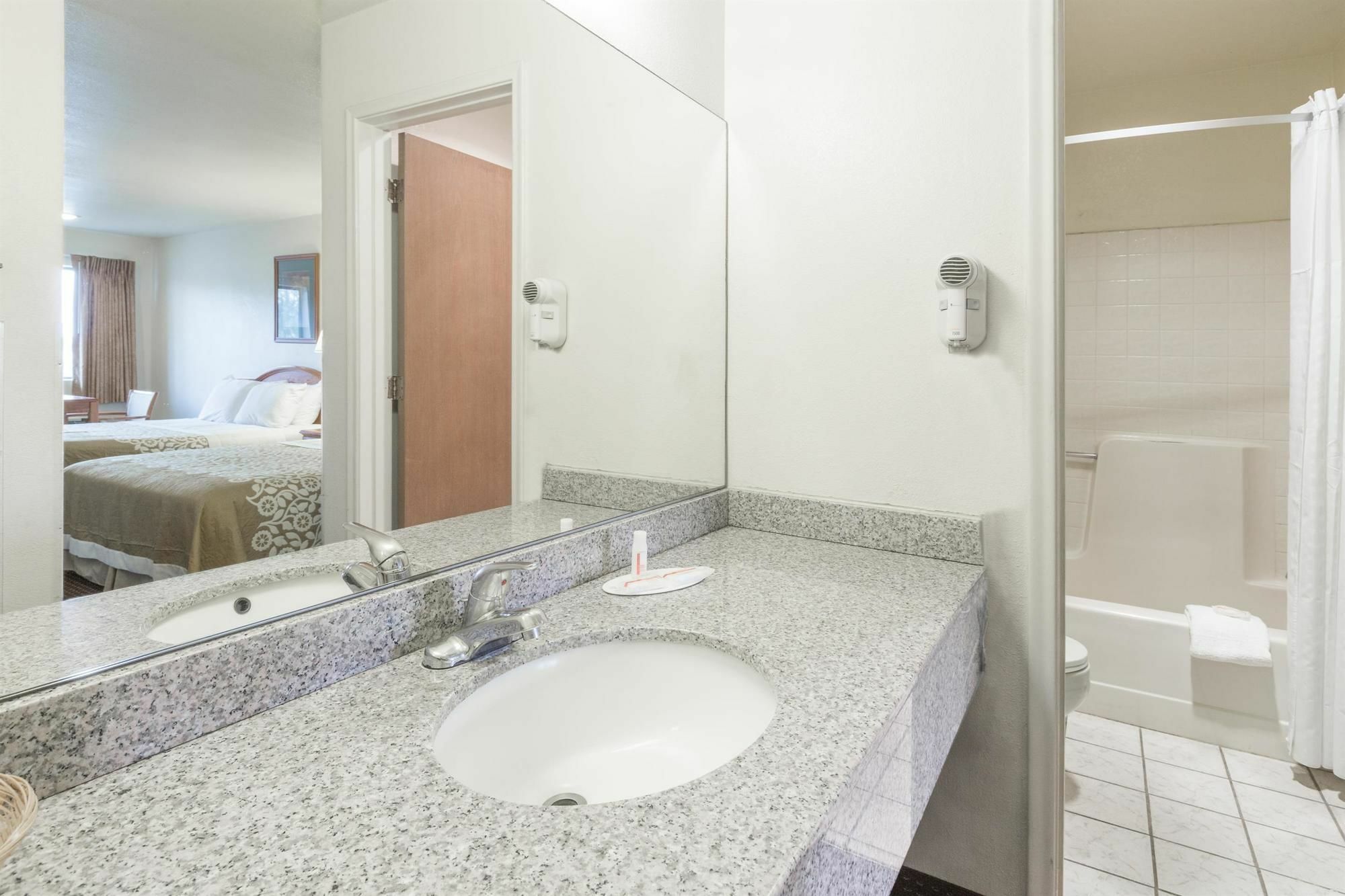 Days Inn By Wyndham Willcox Bagian luar foto